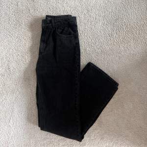 Fina jeans från Vero Moda i storlek 27x32 (passar S/M). Helt oanvända och i nyskick. Modellen heter VMHAILEY💕 Nypris 499kr.