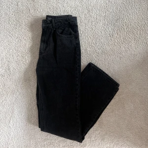 Jeans Vero Moda  - Fina jeans från Vero Moda i storlek 27x32 (passar S/M). Helt oanvända och i nyskick. Modellen heter VMHAILEY💕 Nypris 499kr.