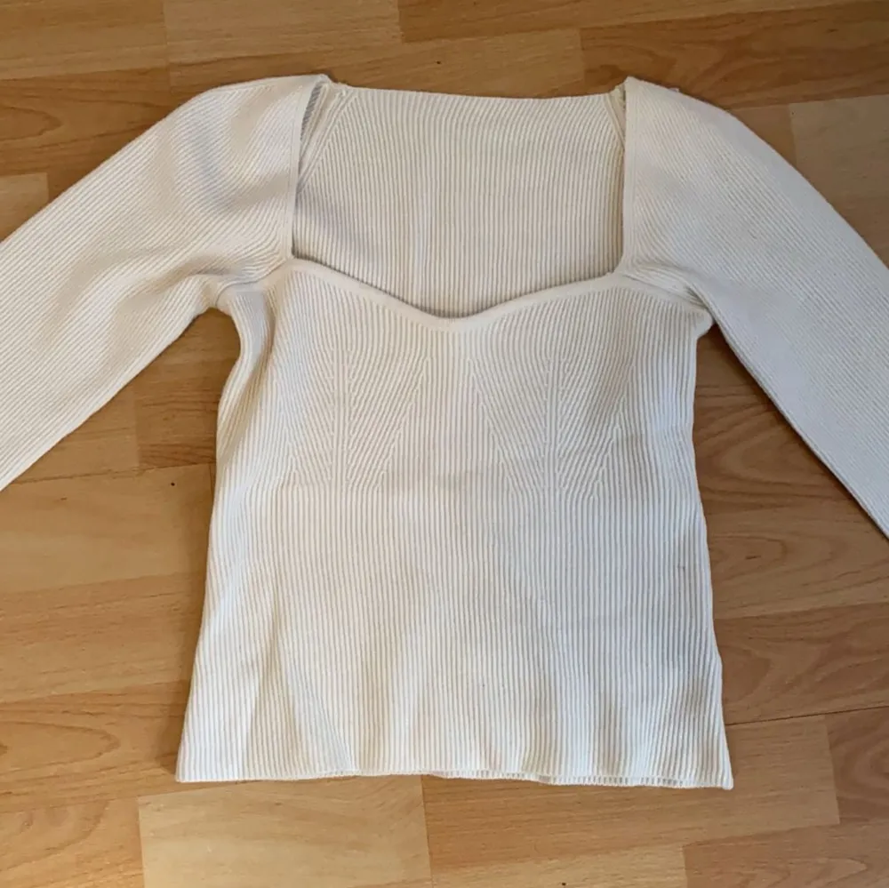 Säljer denna ljusbeigea tröjan från Chiquielle. Rev bort lappen men minns att storleken är xs-xxs. Kan gärna skicka bild på. . Stickat.