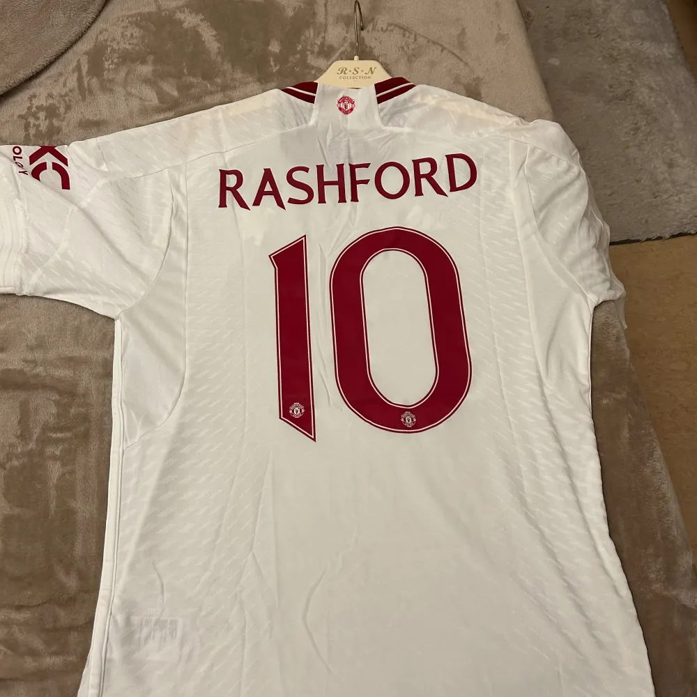Helt ny Manchester united tredje kit player edition med Rashford där bak. Jag fick den här som present men jag hejar inte på United.  Den är XL men känns mer som ett L. Man kan hitta samma för 1500kr online. T-shirts.