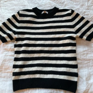 Säljer denna super fina stickade t-shirt från h&m - Säljs pågrund av att den inte kommer till användning. Den är i ett väldigt bra skick och har knappt använts 