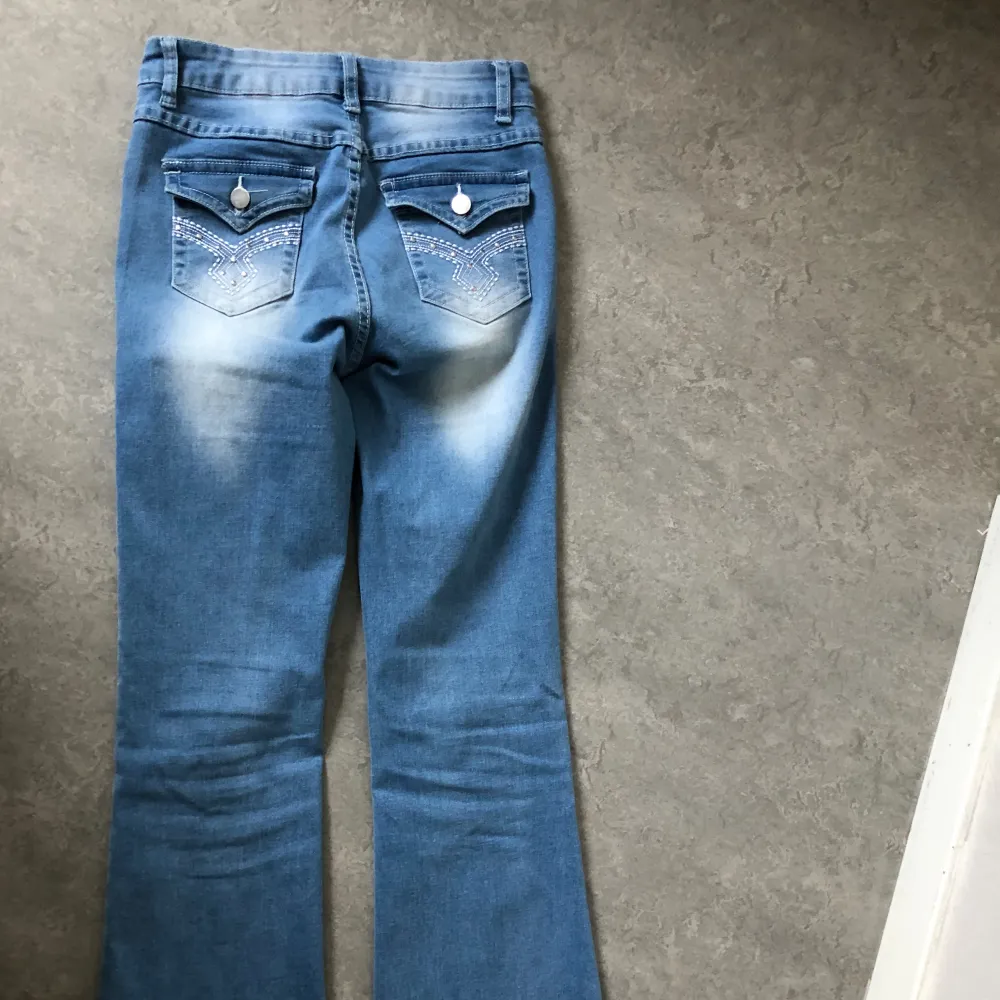 Säljer jeans från shein som it kommer t användning. Har använt 1 gång för stora för mig. . Jeans & Byxor.