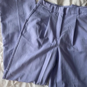 Kostymbyxor  - Oanvända kostymbyxor från NAKD. 🦋  