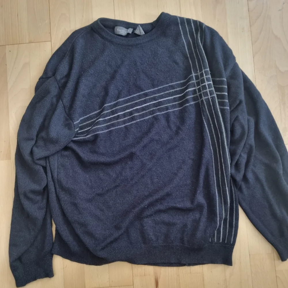 Thrifted sweater, storlek XL. Kan mötas upp i Lund/Malmö. . Hoodies.
