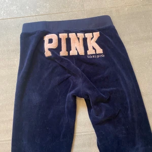 ”Pink” yoga pant/mjukisbyxor - Sån 2000s vibe på dessa, älskar men är lite för korta och små på mig, strl S och passar nån som är ca 155-165. Tryck gärna på köp nu. (Tror ej dessa är äkta) inga defekter förutom att snöret i midjan saknas!