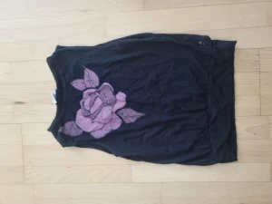 Tanktop  - Thrifted tanktop med ros på framsidan. Kan mötas upp i Lund/Malmö. 