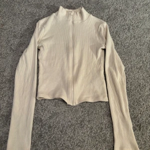 Yoga topp från Gina Tricot  - Materialet är bommul. Använd en gång, färgen är creme vit