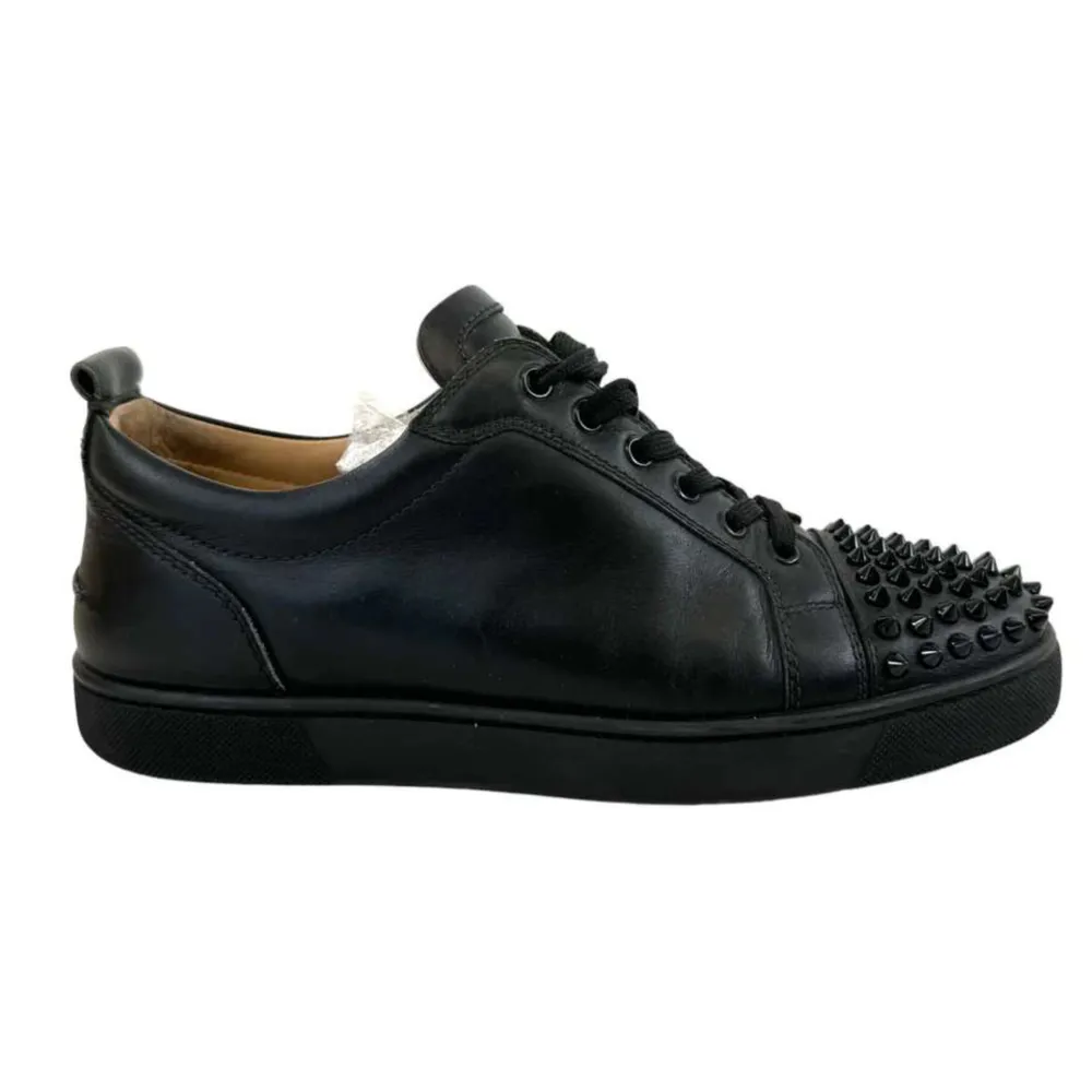 Hej, säljer nu dessa feta svarta läder skor av märket Christian Louboutin. Skorna är i väldigt bra skick. Tillkommer dustbag. ÄKTA💯💯💯. Skor.