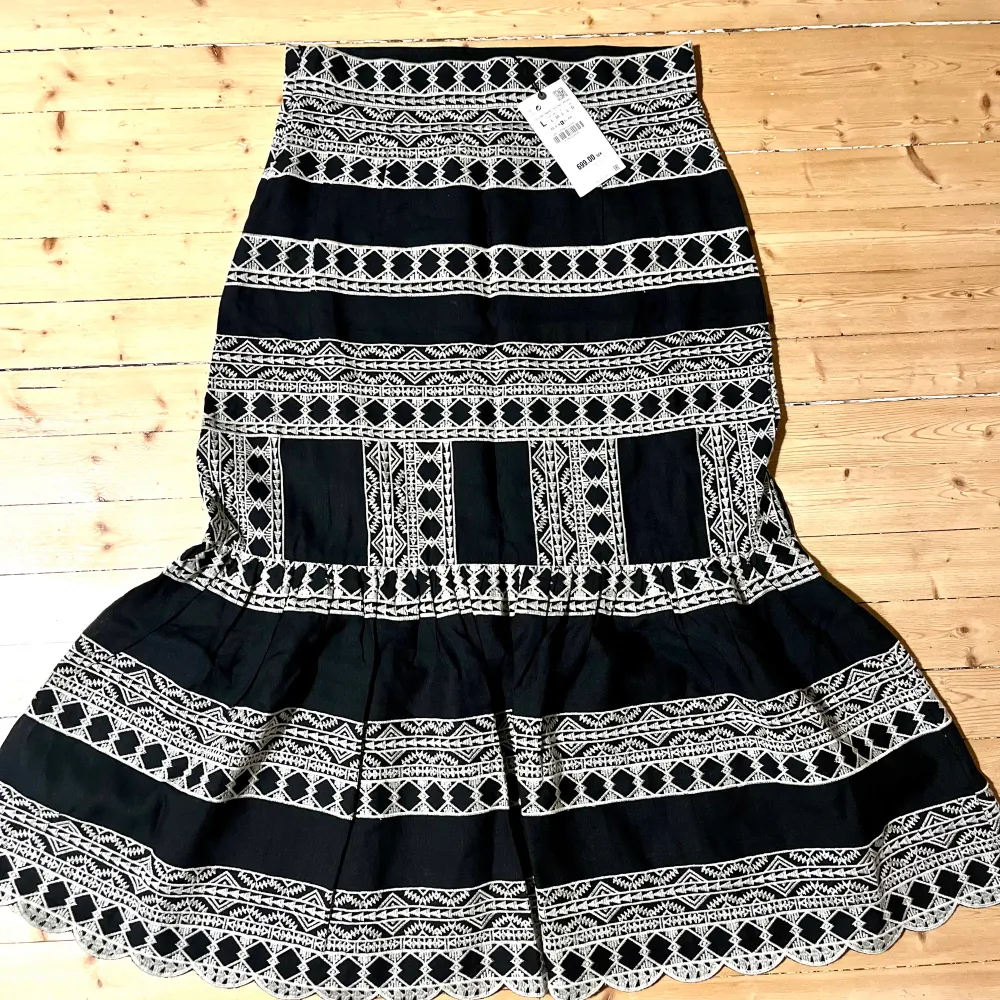 Superfin svart kjol från Zara, med brodyr i vitt/beige. Ny med prislapp. Storlek large . Kjolar.