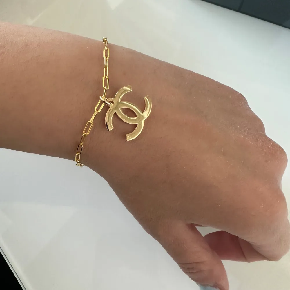 Chanel-smycket är från Chanel, armbandet är rostfritt och nickelfritt. Vackert och elegant Chanel armband som passar till allt. Bär ensamt eller kombinera med klocka och andra smycken. 😻. Accessoarer.