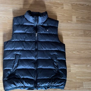 Gant väst  - Skick 10/10  En svart gant väst som är perfekt till hösten?