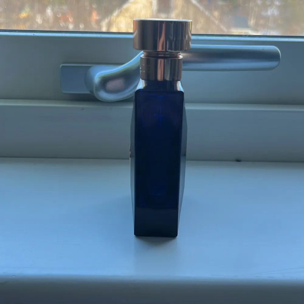 Versace Dylan blue en parfym som luktar väldigt gott men passar inte mig köpte den för 900kr det är 40 av 50 ml kvar i är intresserad av byten och köp . Övrigt.