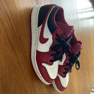 Jordan 1 low  - Storlek 38 1/2. Lite slitna i insidan på hälen, men annars i bra skick. Ordinarie pris runt 1500 kr.