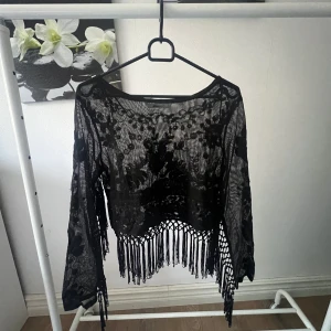 svart blus🖤🤍 - jag säljer denna svarta blus från ginatricot🖤🤍