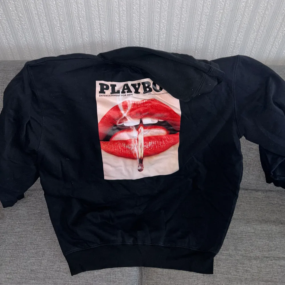 Denna Playboy hoodien är så god som ny 🤍. Hoodies.