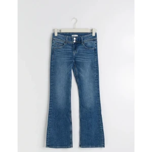 Lågmidjade jeans 💕 - Säljer då jag inte använder dom så ofta 💕 De är i längden tall  Inga defekter finns på dom De är bara o skriva om du vill ha fröer bilder eller frågor 🩷