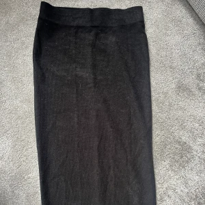 Långkjol  - Svart långkjol från gina tricot i fint skick! Skriv för fler bilder🙏🏽