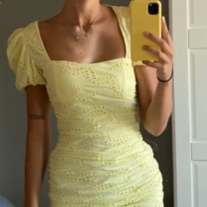 Gul sommarklänning - Min favorit klänning💛köpt på missguided. Den har en scrunch baktill, så den formar rumpan super snyggt☺️