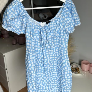 Blå sommarklänning - Blå söt sommarklänning💙storlek 36, dragkedja baktill