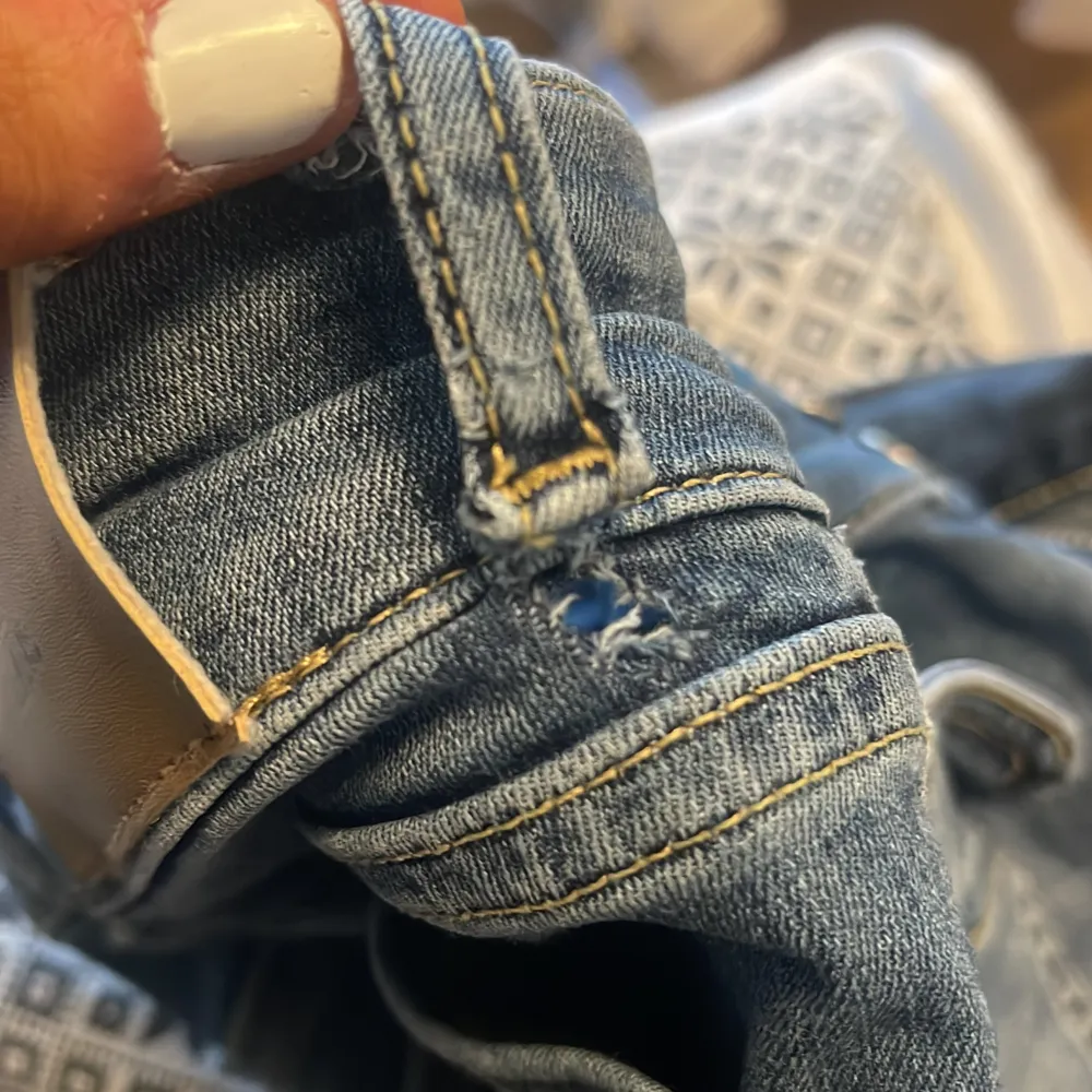 Säljer dessa jätte snygga low waist jeans från Nelly, som ör använda ett par gånger. Liten defekt som inte märks när man har på sig den!!❤️ SKRIV innan ni trycker på köp nu! . Jeans & Byxor.
