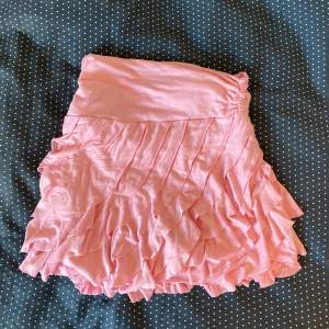 Superfin rosa kjol med volanger 💗 kan också användas som topp :) fint skick! Tycker det är stl S/M.
