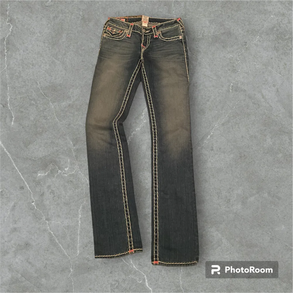 easy bootcut trueys i modell billy ! mått: midja 37cm, innerbenslängd 87cm. Jeans & Byxor.