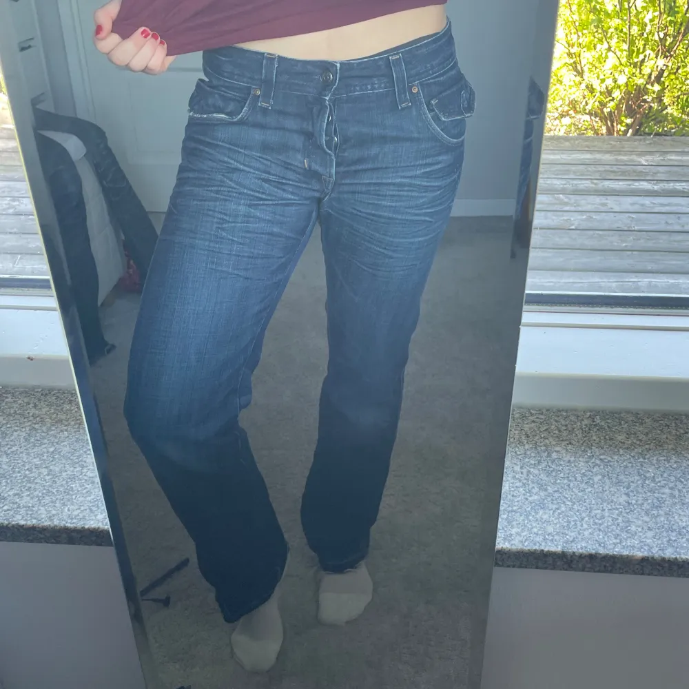 Jätte coola vintage fit bragg jeans med snygga fickor! Köpta second hand men har inte kommit till användning. Har sytt ner dom längst ner så dom blivit längre än L32, är i bra längd för mig som är 170!💓. Jeans & Byxor.