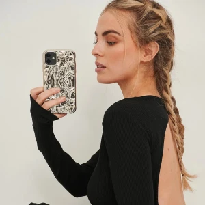 Mobilskal  - Säljer mitt sjukt snygga iPhone skal från NA-KD då jag har bytt mobil. Bilderna är från NA-KD hemsida ❤️🪩