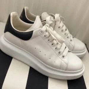 alexander mcqueen skor - säljer alexander mcqueen skor då de aldrig används, har tyvärr inte kartong eller äkthetsbevis kvar därav priset. buda gärna för vill bara bli av med dom!