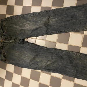 Vintage jeans  - Snygga lite uttröttade blåa jeans. Kan skicka bild på hur dom sitter på mig samt längd bild 