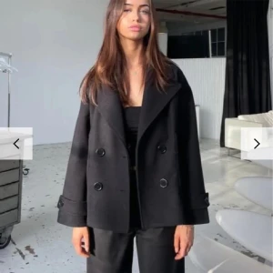 svart design by si kappa - kappa från design by si i storlek S☺️🖤