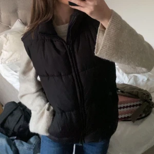 Väst - Säljer denna fina och mysiga väst från Monki i storlek XS, den är i super bra skick då den är använd 3-4 gånger 💞