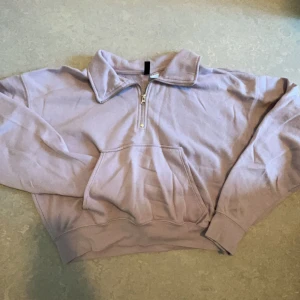 Söt baby lila kofta - Andvänder inte den mera men den är jätte bra och fin önska jag kunnde ha på mig den.