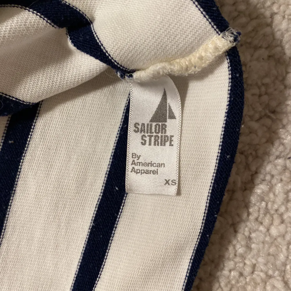 Säljer denna Sailor Stripe tröja som jag tror är köpt ifrån USA. Är i storleken XS men passar nog som en S. Skriv privat för fler frågor ❤️. Tröjor & Koftor.