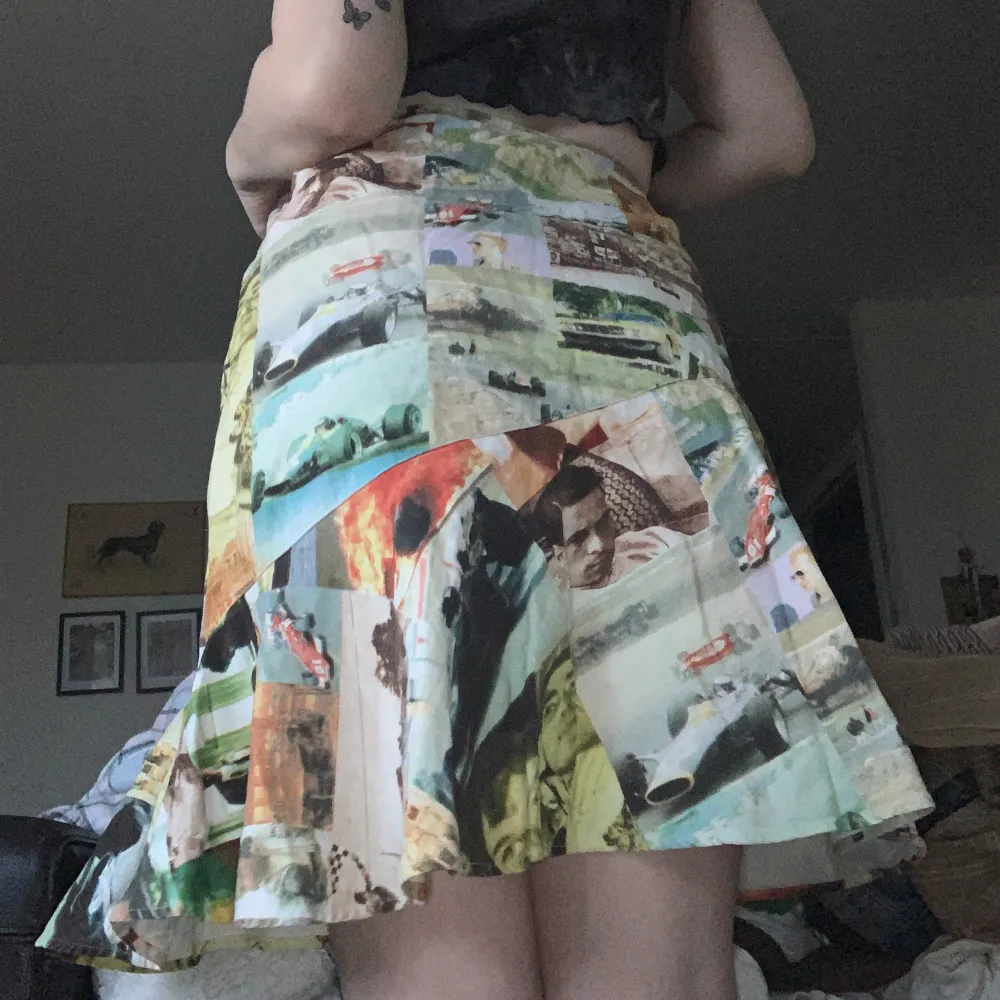 cool unik kjol med formula 1 motiv! aldrig använd då det är lite för liten 🤍🕺🏻 köparen står för frakten🤍. Kjolar.