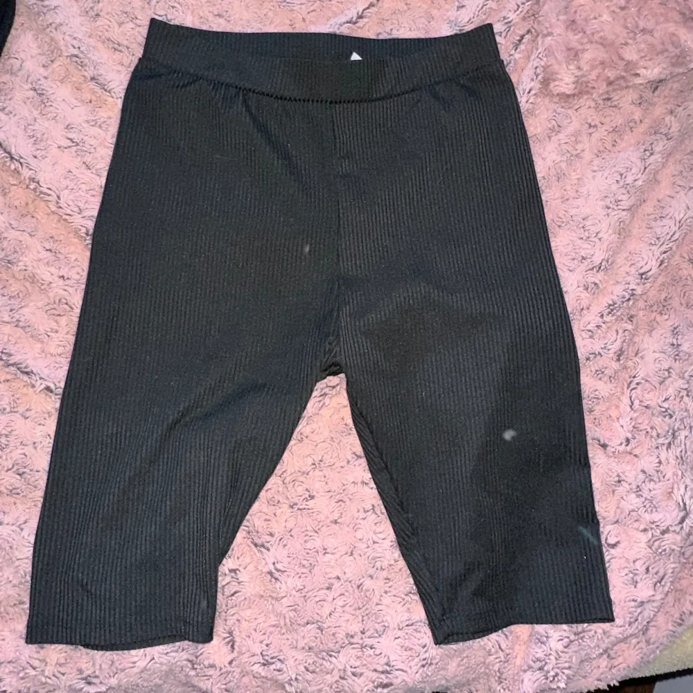 Ett par svarta tränings shorts i storlek S.. Shorts.