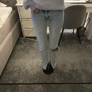 As Nice midwaist jeans från zara med slits/bootcut. Säljer eftersom de inte är min stil längre. 💕🫶🏻