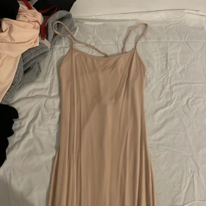 klänning - en lång klänning från shein använt kanske 3-4 gånger 