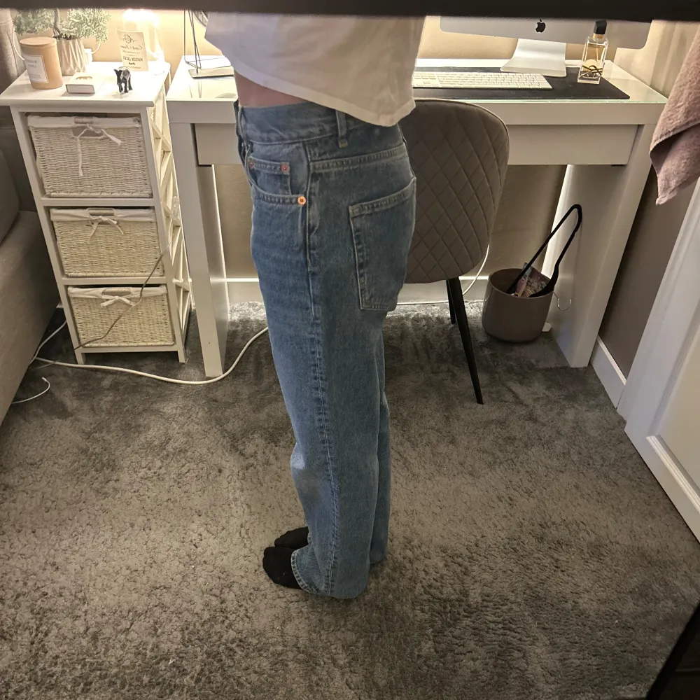 Jättesnygga lågmidjade raka jeans! Nästan aldrig använda. Passar perfekt på mig som är lång. 💕. Jeans & Byxor.