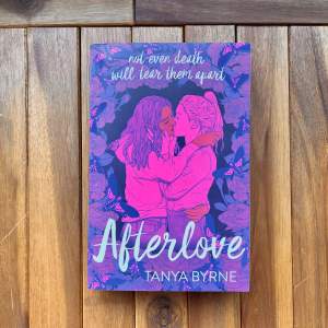 Afterlove, skriven av Tanya Byrne är en Young Adult book som rekommenderades till mig av Tiktok. Boken är oläst och i bra skick.