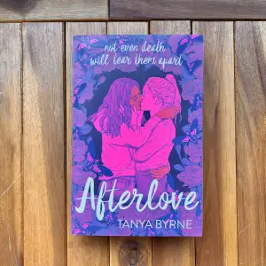 Afterlove, skriven av Tanya Byrne är en Young Adult book som rekommenderades till mig av Tiktok. Boken är oläst och i bra skick.