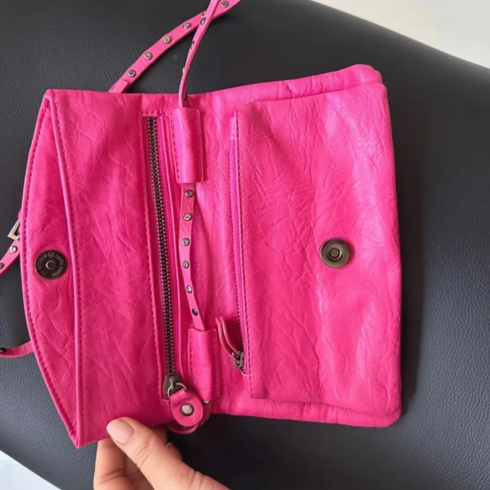 Cool rosa väska i fint skick🫶🏼. Väskor.