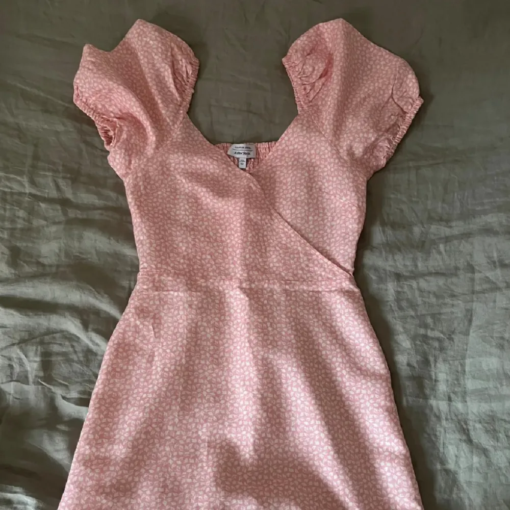 Superfin sommrig klänning som jag tyvärr måste sälja pga att den blivit för liten ☹️ Men jag hoppas den kan hitta ny ägare här! Toppenskick och har inga defekter💕 TRYCK INTE PÅ KÖP NU!  210 + frakt. Klänningar.