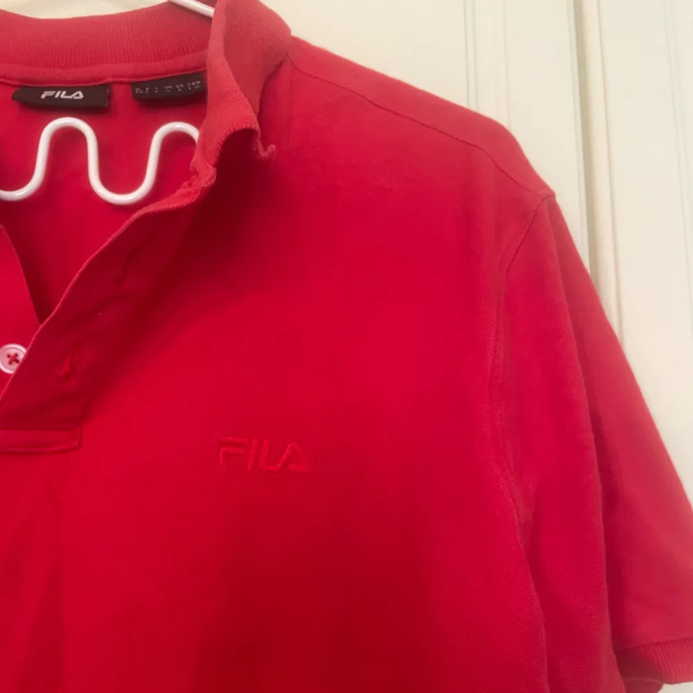 Croppad pikéskjorta från Fila köpt på beyond retro. Själva skjortan är i storlek L men eftersom den är klippt så passar den allt mellan XS-L❣️. Toppar.