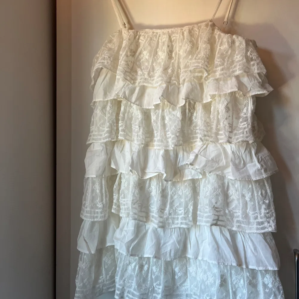 Super söt klänning från Zara i storlek S!  Kan tänka mig att gå ned i pris vid snabb affär 💓. Klänningar.