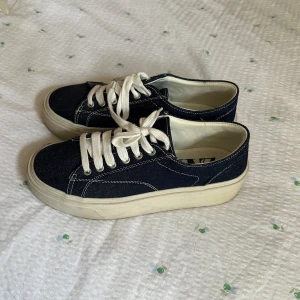 Skor i jeans - Sneakers från Zara i jeans material, storlek 39. Använd 2/3 gånger 🩵