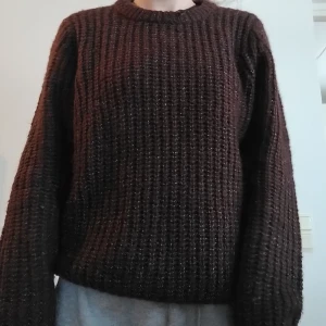 Saint Tropez stickat tröja  - Saint Tropez stickat tröja i färgen brun. Har aldrig använt, bara testat. Är i väldigt bra skick. Jätteskön och varm. Storlek M, men passar mig som S