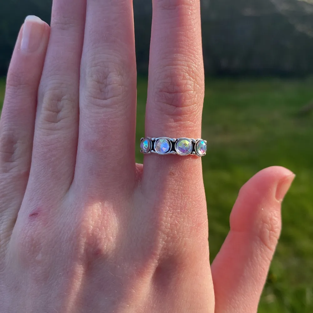 En fin silver färgat ring, 20 mm i diameter. Säljer på grund av att den inte kommer till användning 😊 Inte äkta silver! . Accessoarer.