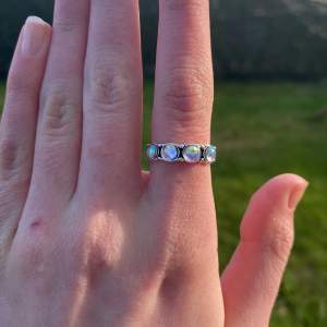 En fin silver färgat ring, 20 mm i diameter. Säljer på grund av att den inte kommer till användning 😊 Inte äkta silver! 