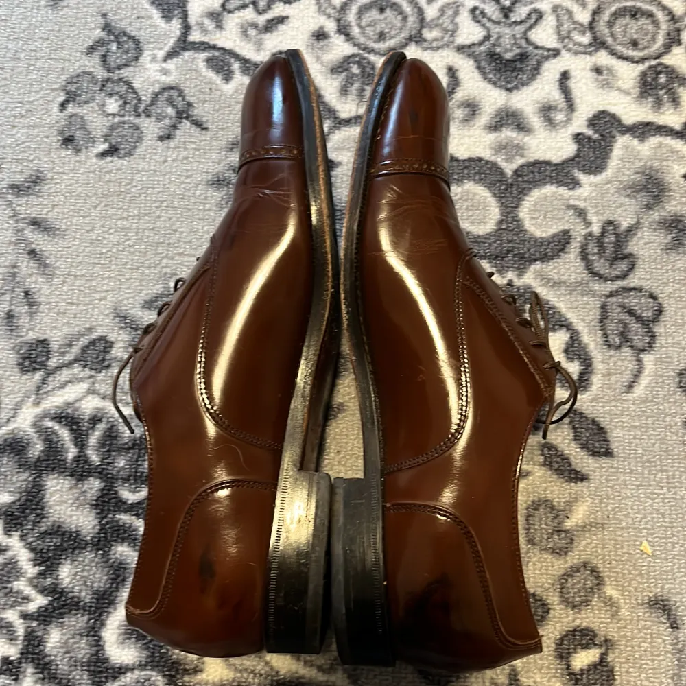 Lightly used dress shoes . Skor.